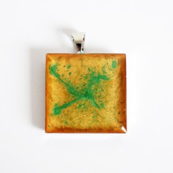 Pendentif carré jaune / orange et vert en peinture et résine