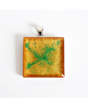 Pendentif carré jaune / orange et vert en peinture et résine Pendentifs sur support métallique