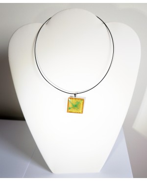 Pendentif carré jaune / orange et vert en peinture et résine Pendentifs sur support métallique