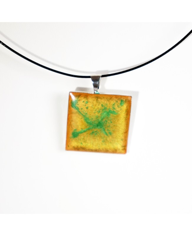 Pendentif carré jaune / orange et vert en peinture et résine