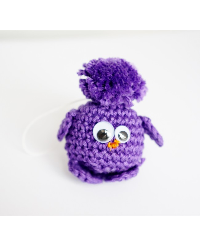 Bijou de sac piou-piou / petit oiseau violet réalisé au crochet