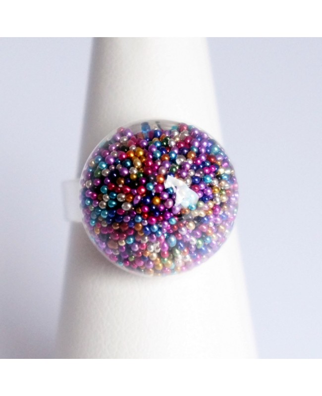 Bague multicolore en micro-perles dans un dôme en verre