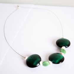 Collier mi-long vert en perles en verre