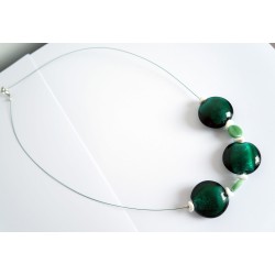 Collier mi-long vert en perles en verre