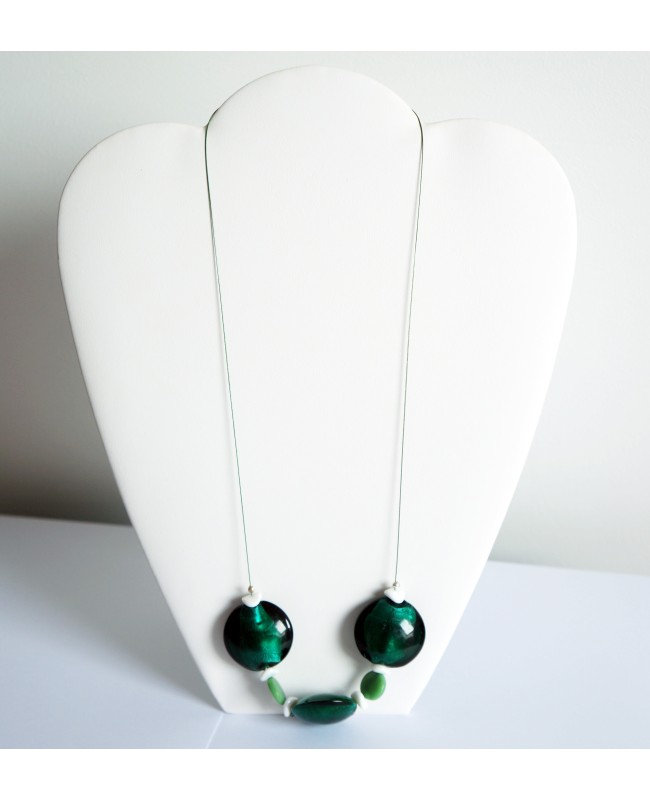 Collier mi-long vert en perles en verre