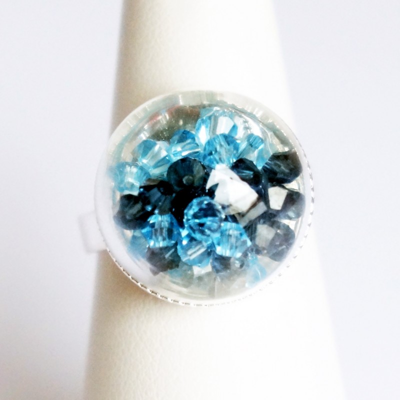 Bague dôme en verre avec perles en cristal bleues