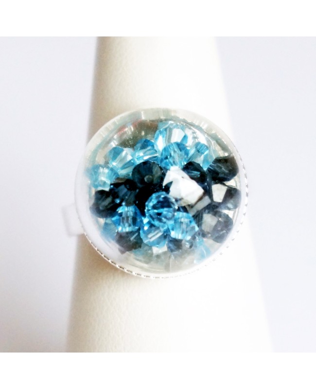 Bague dôme en verre avec perles en cristal bleues