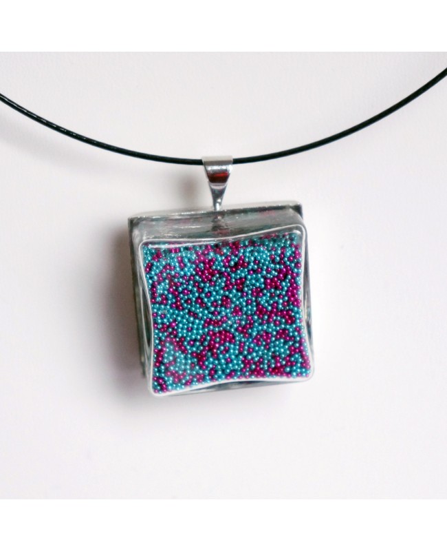 Pendentif en micro-billes turquoises et roses