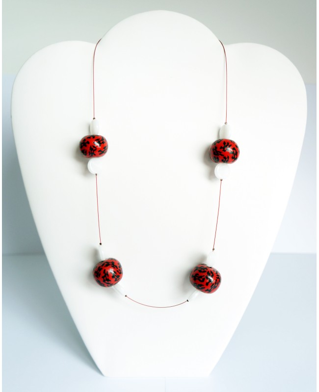 Collier mi-long avec des perles rouges et noires réalisées à la main