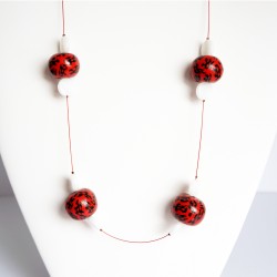 Collier mi-long avec des perles rouges et noires réalisées à la main