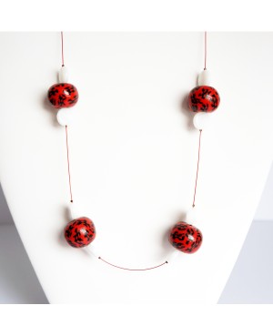 Collier mi-long avec des perles rouges et noires réalisées à la main Mid-length necklaces