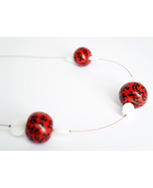 Collier mi-long avec des perles rouges et noires réalisées à la main Mid-length necklaces