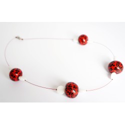 Collier mi-long avec des perles rouges et noires réalisées à la main