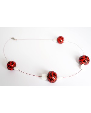 Collier mi-long avec des perles rouges et noires réalisées à la main Mid-length necklaces