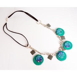 Collier mi-long vert, turquoise et gris avec une chaîne argentée et des perles faites main