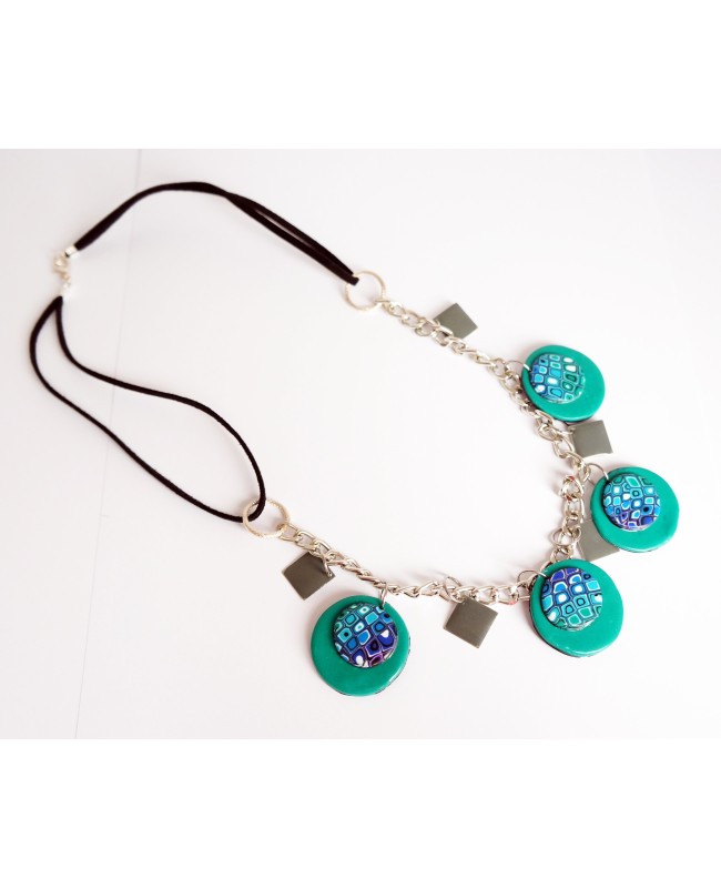 Collier mi-long vert, turquoise et gris avec une chaîne argentée et des perles faites main