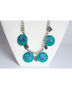 Collier mi-long vert, turquoise et gris avec une chaîne argentée et des perles faites main Colliers mi-longs