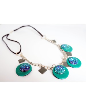 Collier mi-long vert, turquoise et gris avec une chaîne argentée et des perles faites main Colliers mi-longs