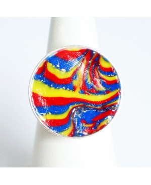 Bague multicolore (bleu, jaune et rouge) avec des paillettes argentées Bagues gourmandes et en pâte polymère