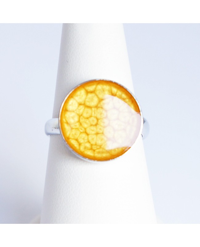 Petite bague jaune à écailles en peinture et résine