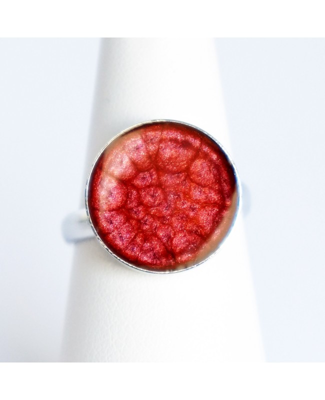 Petite bague rouge foncé à écailles en peinture et résine