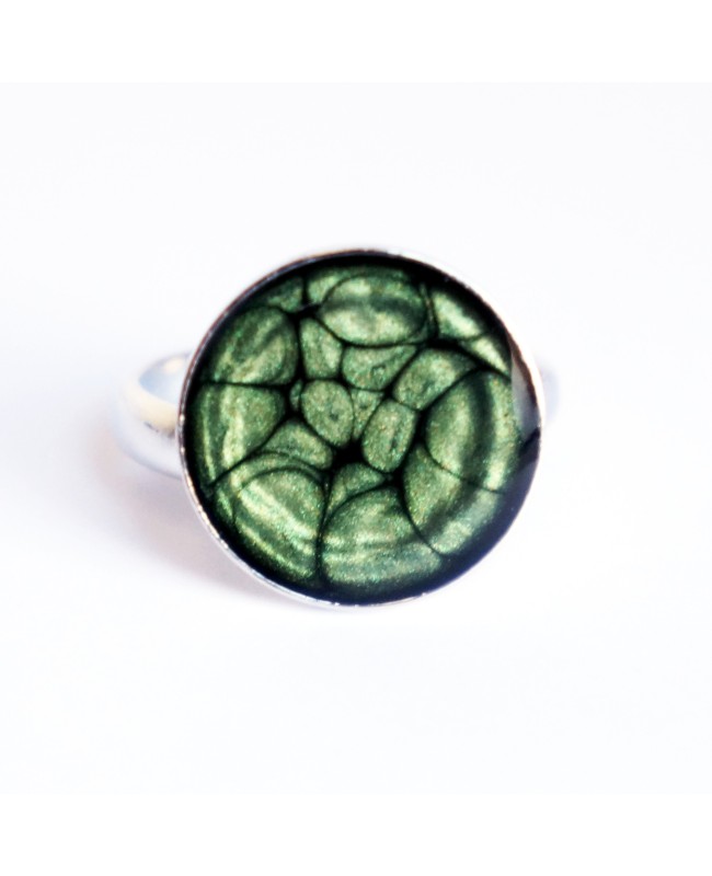 Petite bague verte à écailles en peinture et résine