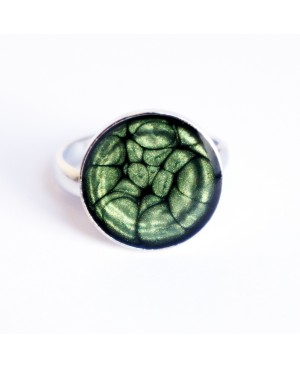Petite bague verte à écailles en peinture et résine Bagues en peinture et résine