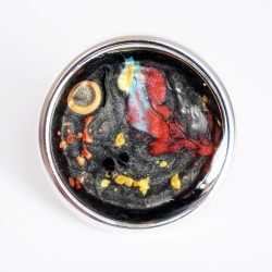 Grande bague ajustable multicolore sur fond noir en peinture et résine