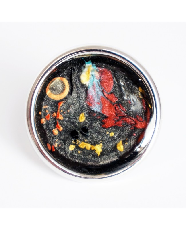 Grande bague ajustable multicolore sur fond noir en peinture et résine