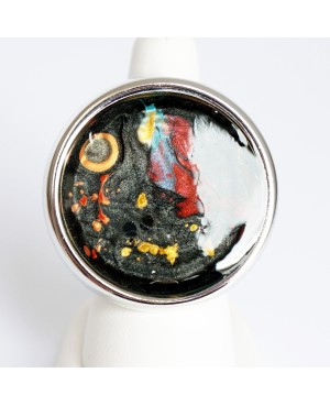Grande bague ajustable multicolore sur fond noir en peinture et résine Bagues en peinture et résine
