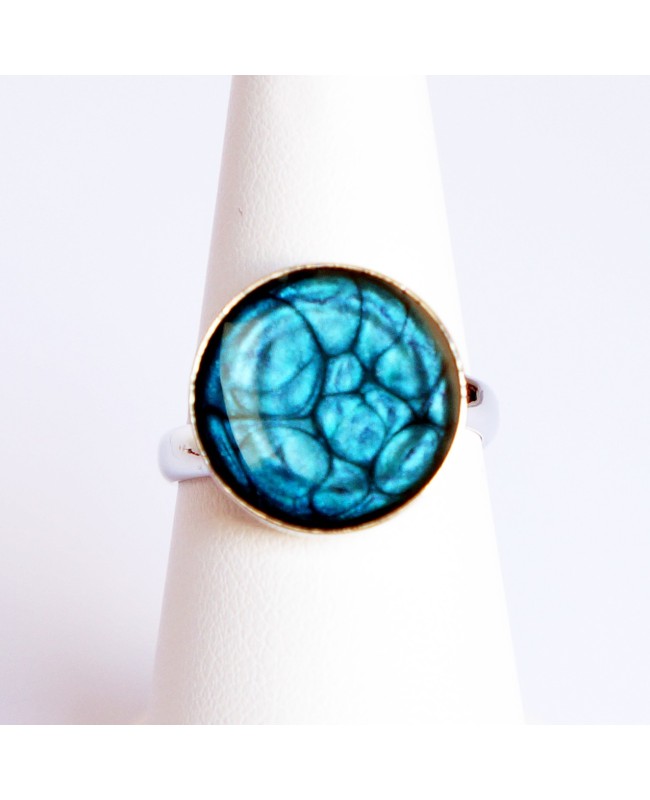 Petite bague bleue à écailles en peinture et résine