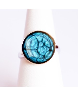 Petite bague bleue à écailles en peinture et résine Bagues en peinture et résine
