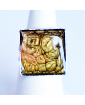 Bague carrée kaki et saumon en peinture Bagues en peinture et résine