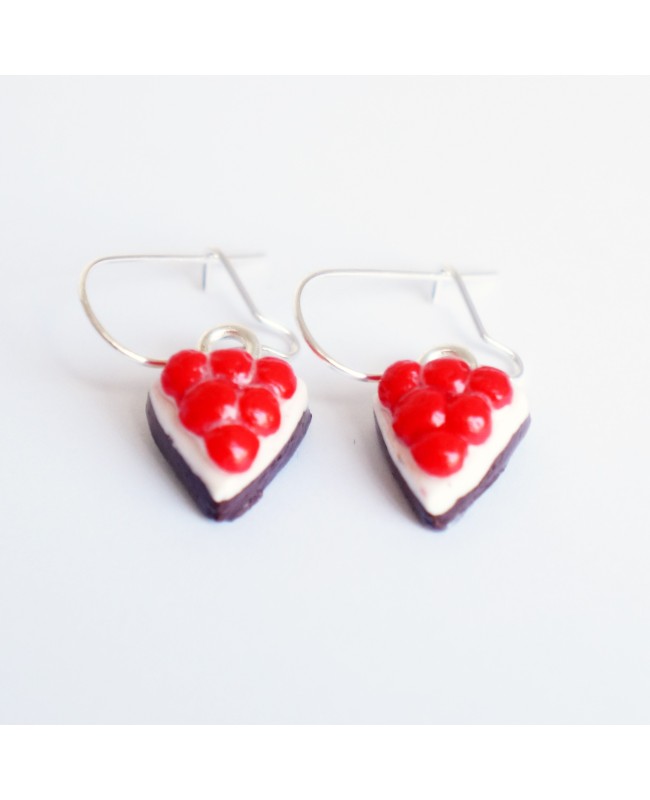 Boucles d'oreilles gourmandes parts de gâteau chocolat, crème et cerises