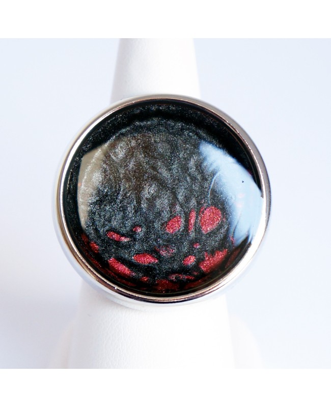 Grande bague ajustable noire et rouge en peinture et résine