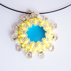 Pendentif baroque jaune, bleu, blanc et argent en perles