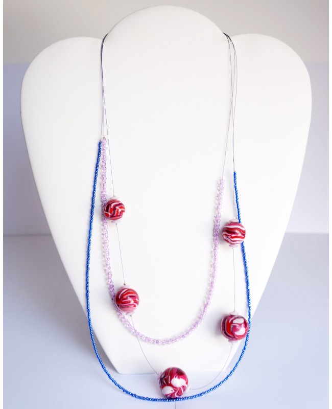 Collier mi-long rose et bleu avec perles réalisées à la main