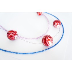 Collier mi-long rose et bleu avec perles réalisées à la main