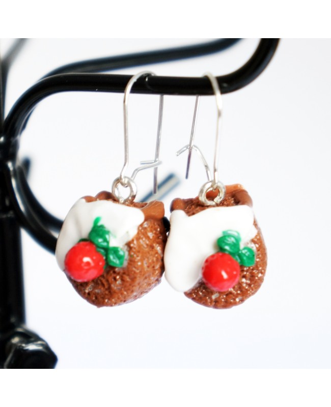 Boucles d'oreilles gâteau au chocolat, coulis blanc et fraise