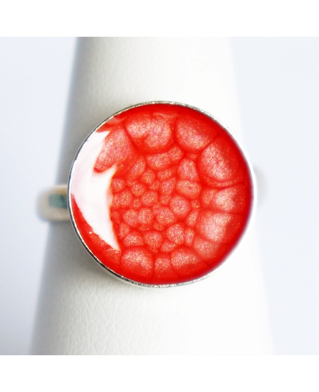 Petite bague rouge à écailles en peinture et résine