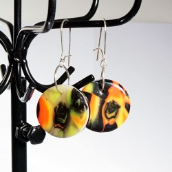Boucles d'oreilles rondes noires, jaunes et oranges réalisées artisanalement