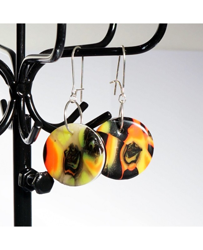 Boucles d'oreilles rondes noires, jaunes et oranges réalisées artisanalement