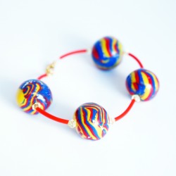 Bracelet rouge, bleu et jaune avec perles faites artisanalement