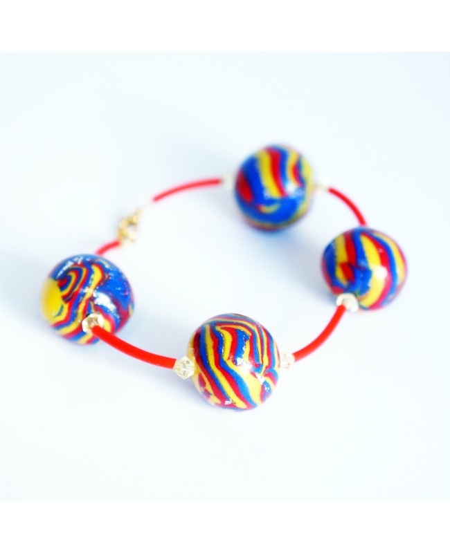 Bracelet rouge, bleu et jaune avec perles faites artisanalement