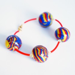Bracelet rouge, bleu et jaune avec perles faites artisanalement