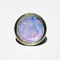 Grande bague ronde violette et rose avec des reflets métallisés