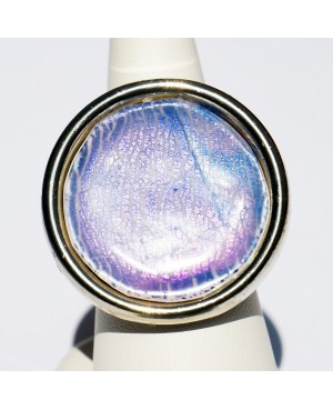 Grande bague ronde violette et rose avec des reflets métallisés Bagues gourmandes et en pâte polymère