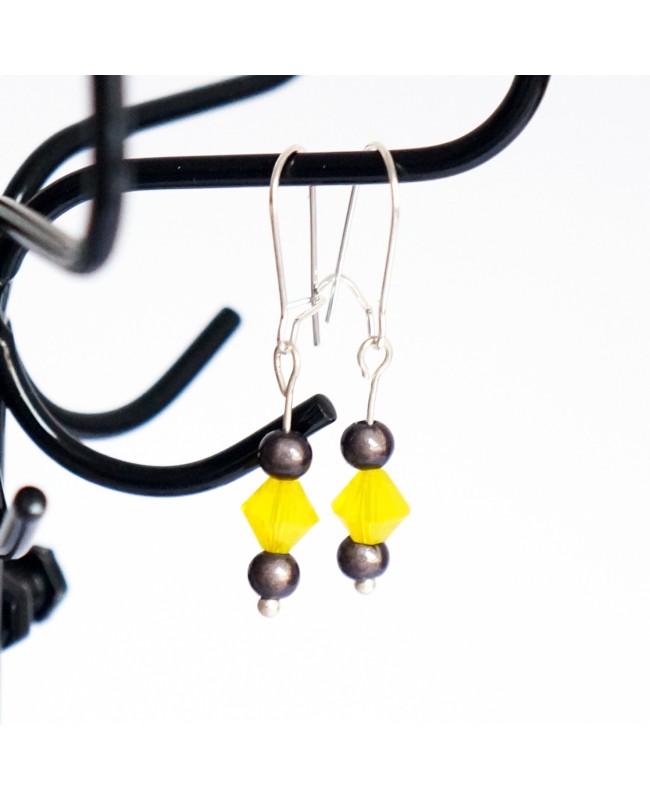 Petites boucles d'oreilles discrètes jaunes et grises