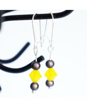 Small, discreet earrings in yellow and gray Earrings