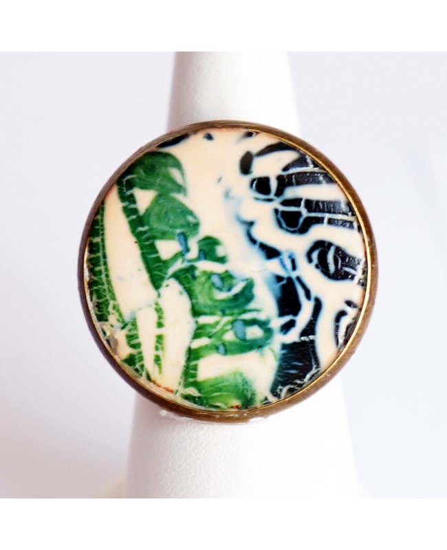 Bague ajustable verte et blanche sur un support bronze